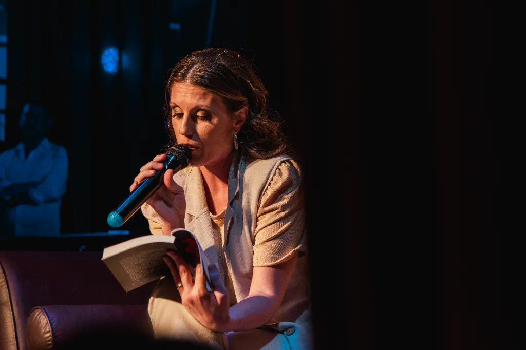 Esmeralda presentando el libro