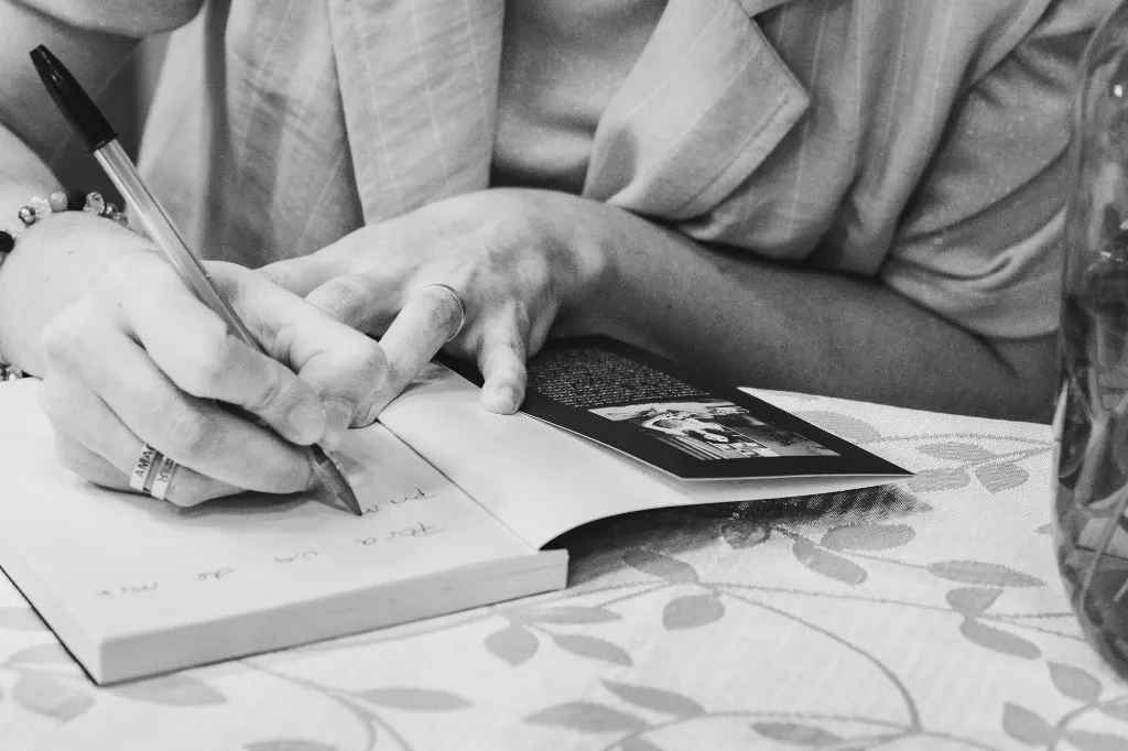 Esmeralda presentando el libro